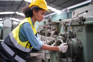 Young Mechanic Woman Working Hard In Workshop - Vision Soluções Trabalhistas em Chapecó - SC